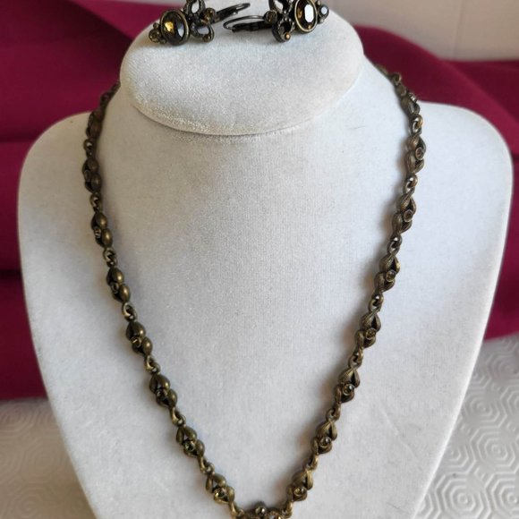 Beautiful and Unique Gothic Look Necklace and earrings set-Stunning - Picture 8 of 9